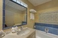 Salle de bain d'une chambre Jardin avec douche et baignoire séparées