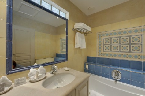 "Jardin" bathroom with shower and bath tube separately