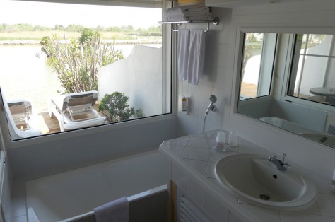 Relax in the bath tube with view over the lake!