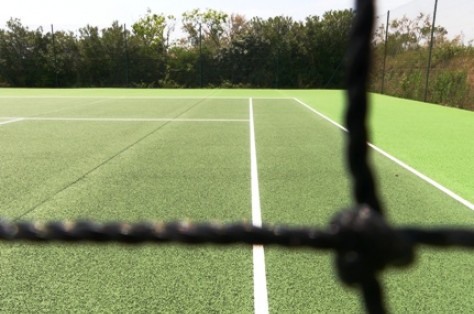 Un terrain de tennis à votre proposition sur place